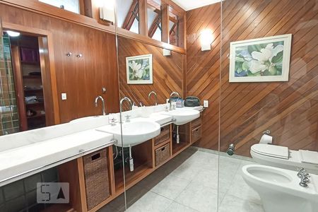 Casa de condomínio à venda com 650m², 4 quartos e 9 vagas Casa de condomínio à venda com 650m², 4 quartos e 9 vagasBanheiro suíte master