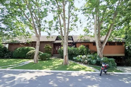 Casa de condomínio à venda com 650m², 4 quartos e 9 vagas Casa de condomínio à venda com 650m², 4 quartos e 9 vagasFachada