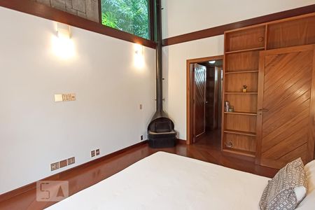 Casa de condomínio à venda com 650m², 4 quartos e 9 vagas Casa de condomínio à venda com 650m², 4 quartos e 9 vagasSuíte master