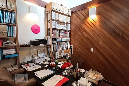 Casa de condomínio à venda com 650m², 4 quartos e 9 vagas Casa de condomínio à venda com 650m², 4 quartos e 9 vagasEscritório