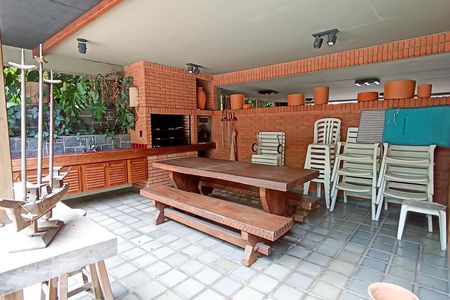 Casa de condomínio à venda com 650m², 4 quartos e 9 vagas Casa de condomínio à venda com 650m², 4 quartos e 9 vagasÁrea gourmet com churrasqueira