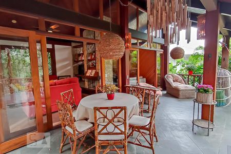 Casa de condomínio à venda com 650m², 4 quartos e 9 vagas Casa de condomínio à venda com 650m², 4 quartos e 9 vagasVaranda da sala