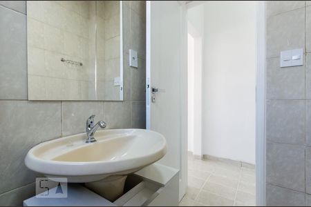 Banheiro de kitnet/studio para alugar com 1 quarto, 29m² em Aparecida, Santos