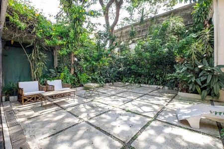 Casa à venda com 300m², 4 quartos e 3 vagas Casa à venda com 300m², 4 quartos e 3 vagasQuintal