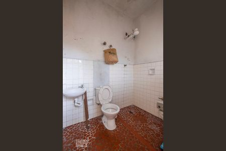 Casa à venda com 300m², 4 quartos e 3 vagas Casa à venda com 300m², 4 quartos e 3 vagasEdícula - Banheiro