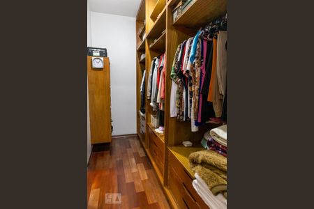 Casa à venda com 712m², 6 quartos e 4 vagas Casa à venda com 712m², 6 quartos e 4 vagasCloset da suíte 1