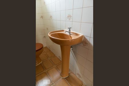 Casa à venda com 712m², 6 quartos e 4 vagas Casa à venda com 712m², 6 quartos e 4 vagasBanheiro do salão 2