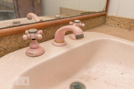 Apartamento à venda com 170m², 4 quartos e 3 vagas Apartamento à venda com 170m², 4 quartos e 3 vagasTorneira