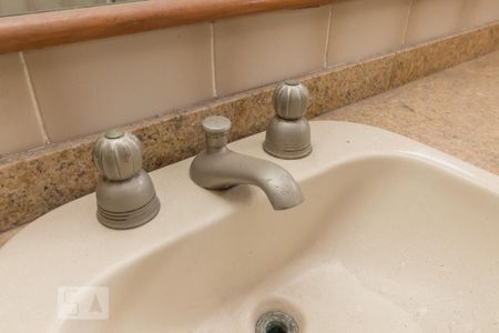 Apartamento à venda com 170m², 4 quartos e 3 vagas Apartamento à venda com 170m², 4 quartos e 3 vagasTorneira