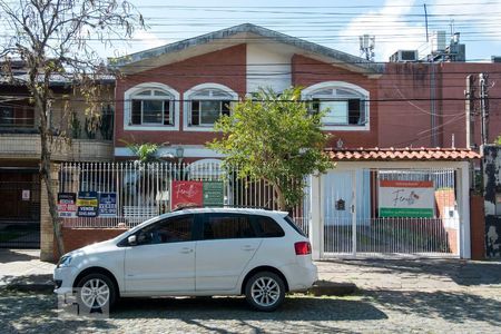 Casa à venda com 243m², 4 quartos e 3 vagasFachada