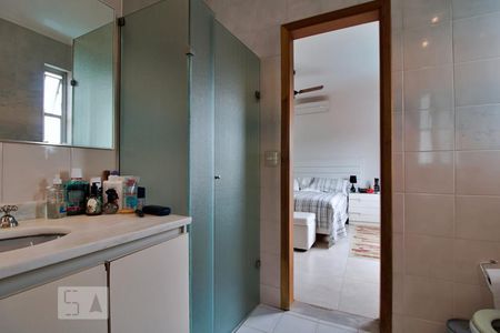 Casa à venda com 288m², 4 quartos e 4 vagas Casa à venda com 288m², 4 quartos e 4 vagasBanheiro da Suíte 1