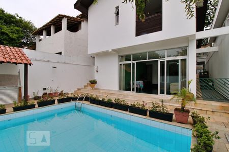 Casa à venda com 288m², 4 quartos e 4 vagas Casa à venda com 288m², 4 quartos e 4 vagasPiscina