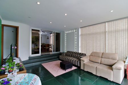 Casa à venda com 288m², 4 quartos e 4 vagas Casa à venda com 288m², 4 quartos e 4 vagasSala de TV