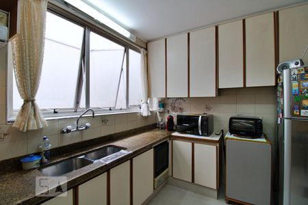 Casa à venda com 288m², 4 quartos e 4 vagas Casa à venda com 288m², 4 quartos e 4 vagasCozinha