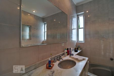 Casa à venda com 288m², 4 quartos e 4 vagas Casa à venda com 288m², 4 quartos e 4 vagasBanheiro da Suíte 1