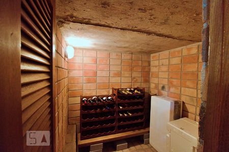 Casa à venda com 288m², 4 quartos e 4 vagas Casa à venda com 288m², 4 quartos e 4 vagasAdega