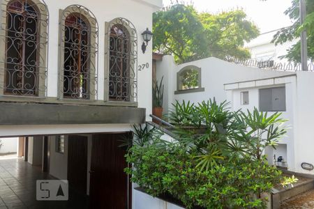 Casa à venda com 176m², 3 quartos e 4 vagas Casa à venda com 176m², 3 quartos e 4 vagasFachada