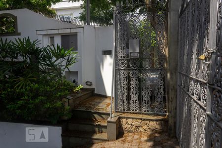 Casa à venda com 176m², 3 quartos e 4 vagas Casa à venda com 176m², 3 quartos e 4 vagasFachada