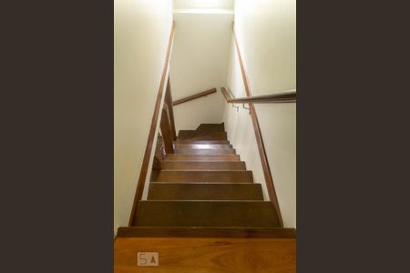 Casa à venda com 176m², 3 quartos e 4 vagas Casa à venda com 176m², 3 quartos e 4 vagasEscadas