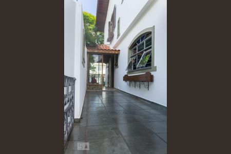 Casa à venda com 176m², 3 quartos e 4 vagas Casa à venda com 176m², 3 quartos e 4 vagasCorredor Lateral