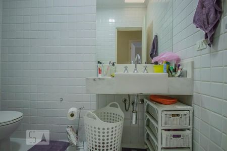 Casa à venda com 200m², 3 quartos e 2 vagas Casa à venda com 200m², 3 quartos e 2 vagasBanheiro 1