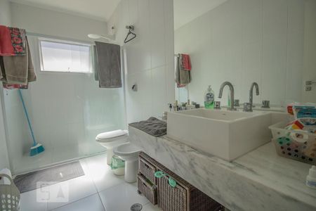 Casa à venda com 200m², 3 quartos e 2 vagas Casa à venda com 200m², 3 quartos e 2 vagasBanheiro da Suíte