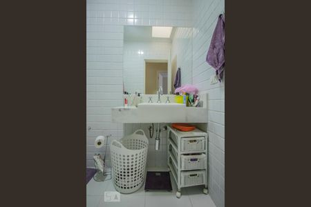 Casa à venda com 200m², 3 quartos e 2 vagas Casa à venda com 200m², 3 quartos e 2 vagasBanheiro 1