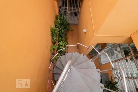 Casa à venda com 200m², 5 quartos e 2 vagas Casa à venda com 200m², 5 quartos e 2 vagasEscada Externa