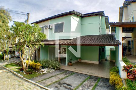 Casa à venda com 147m², 3 quartos e 2 vagas Casa à venda com 147m², 3 quartos e 2 vagasFachada