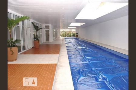 Apartamento à venda com 222m², 4 quartos e 4 vagas Apartamento à venda com 222m², 4 quartos e 4 vagasÁrea comum - Piscina