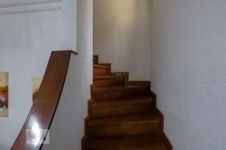 Casa à venda com 200m², 3 quartos e 2 vagas Casa à venda com 200m², 3 quartos e 2 vagasEscada