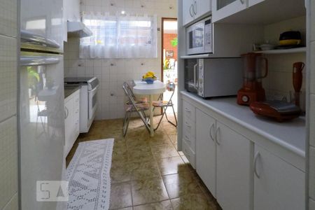 Casa à venda com 200m², 3 quartos e 2 vagas Casa à venda com 200m², 3 quartos e 2 vagasCozinha