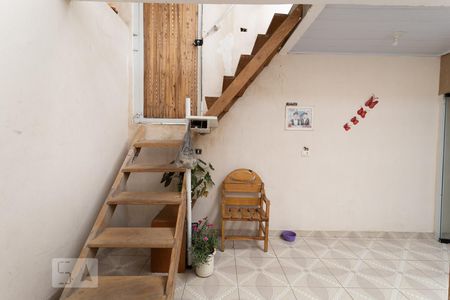 Casa à venda com 80m², 4 quartos e 1 vaga Casa à venda com 80m², 4 quartos e 1 vagaEscada