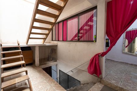 Casa à venda com 80m², 4 quartos e 1 vaga Casa à venda com 80m², 4 quartos e 1 vagaEscada