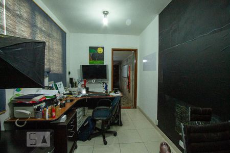 Casa à venda com 217m², 4 quartos e 4 vagasEscritório