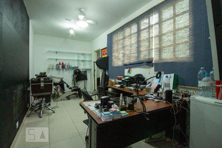 Casa à venda com 217m², 4 quartos e 4 vagasEscritório