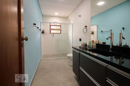 Casa à venda com 247m², 4 quartos e 3 vagas Casa à venda com 247m², 4 quartos e 3 vagasBanheiro Suíte