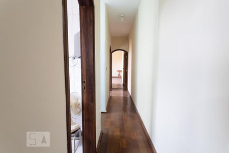 Casa à venda com 190m², 3 quartos e 6 vagas Casa à venda com 190m², 3 quartos e 6 vagasCorredor