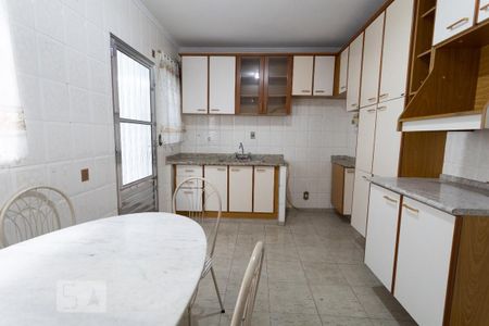 Casa à venda com 190m², 3 quartos e 6 vagas Casa à venda com 190m², 3 quartos e 6 vagasCozinha