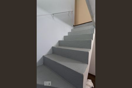 Casa à venda com 190m², 3 quartos e 6 vagas Casa à venda com 190m², 3 quartos e 6 vagasEscada