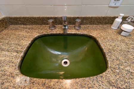 Casa à venda com 330m², 3 quartos e 8 vagas Casa à venda com 330m², 3 quartos e 8 vagasBanheiro suíte 1