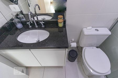 Banheiro Social de kitnet/studio para alugar com 1 quarto, 38m² em Centro, Curitiba