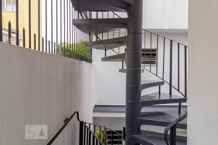 Casa à venda com 360m², 6 quartos e 3 vagas Casa à venda com 360m², 6 quartos e 3 vagasEscada para Cobertura Casa 1
