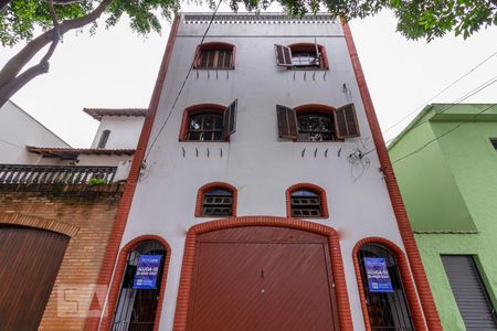 Casa à venda com 360m², 6 quartos e 3 vagas Casa à venda com 360m², 6 quartos e 3 vagasFachada