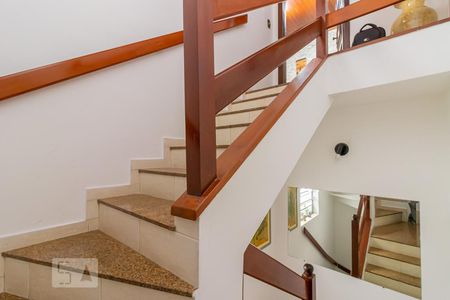 Casa à venda com 360m², 6 quartos e 3 vagas Casa à venda com 360m², 6 quartos e 3 vagasEscadas Casa 1