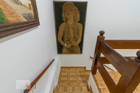 Casa à venda com 360m², 6 quartos e 3 vagas Casa à venda com 360m², 6 quartos e 3 vagasEscada casa 2