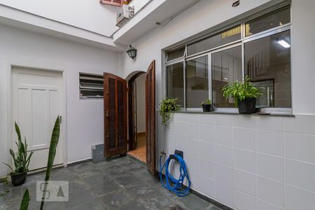 Casa à venda com 360m², 6 quartos e 3 vagas Casa à venda com 360m², 6 quartos e 3 vagasQuintal Casa 2