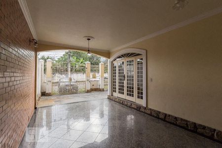 Casa para alugar com 480m², 6 quartos e 5 vagas Casa para alugar com 480m², 6 quartos e 5 vagasQuintal da frente