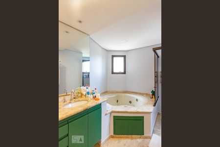 Apartamento à venda com 230m², 4 quartos e 4 vagas Apartamento à venda com 230m², 4 quartos e 4 vagasBanheiro 4