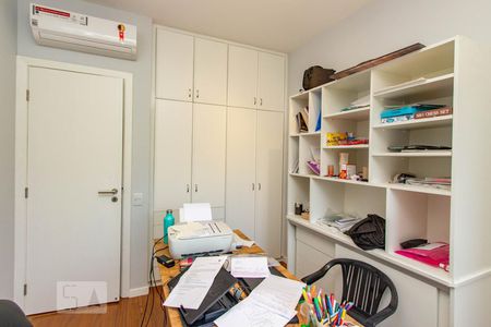 Apartamento à venda com 230m², 4 quartos e 4 vagas Apartamento à venda com 230m², 4 quartos e 4 vagasEscritório